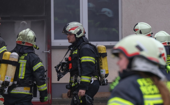 Neun Feuerwehren: Größerer Brand in einem Tischlereibetrieb in Kirchham