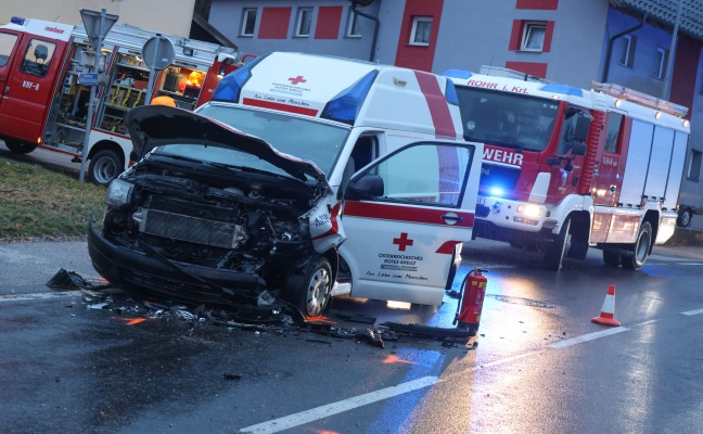 Drei Verletzte bei Frontalcrash zwischen Rettungsauto und PKW auf Voralpenstraße bei Bad Hall