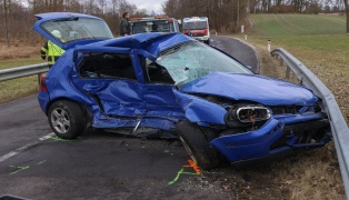 Auto bei folgenschwerem Verkehrsunfall in St. Willibald in entgegenkommendes Fahrzeug geschleudert