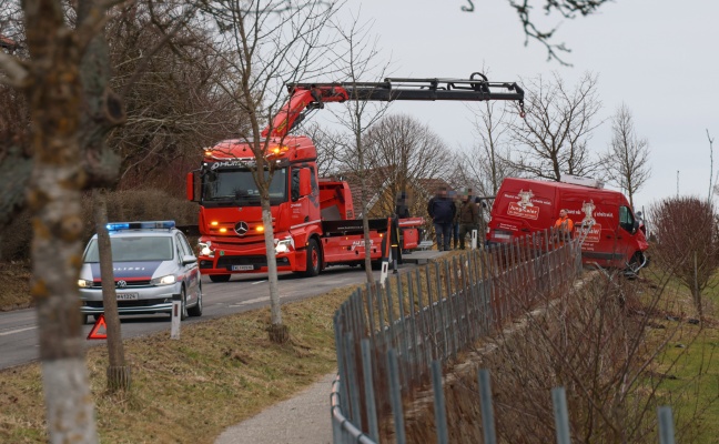 Geländer verhinderte Absturz: Kleintransporter in Scharten von Fahrbahn abgekommen