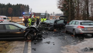 Kollision mit vier beiteiligten Autos auf Eferdinger Straße in Waizenkirchen fordert zwei Verletzte