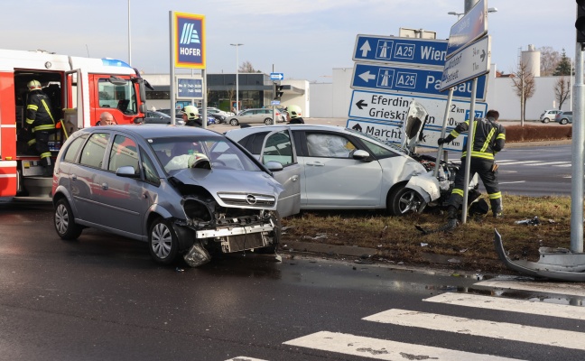 Kreuzungsunfall zwischen zwei PKW in Wels-Pernau