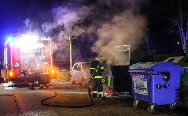 Brand eines Altkleidercontainers in Wels-Lichtenegg sorgte für Einsatz von Feuerwehr und Polizei