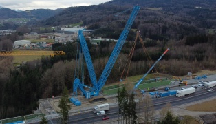 Spektakuläre Hubarbeiten mit Riesenkran bei Abriss der alten Aurachbrücke auf Westautobahn im Einsatz