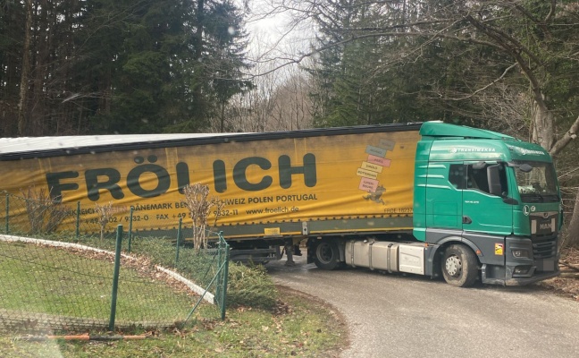 Ziemlich festgefahrene Situation: Bergung eines LKW-Sattelzugs in Micheldorf in Oberösterreich