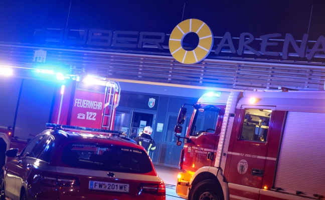 Fußballtraining abgebrochen: Einsatz nach Brand im Technikraum einer Sportarena in Wels-Vogelweide