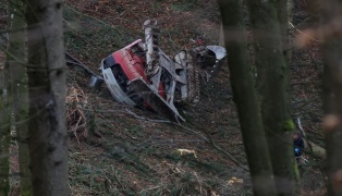 Tödlicher Baggerabsturz bei Forstarbeiten in einem Waldstück in Niederthalheim
