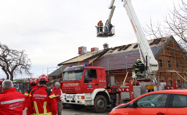 Vier Feuerwehren bei Rettung einer verletzten Person vom Dach eines Hauses in Pennewang im Einsatz
