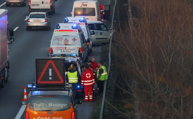 Verkehrsunfall im dichten Nachmittagsverkehr auf Welser Autobahn bei Weißkirchen an der Traun