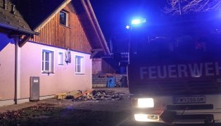 Drei Feuerwehren bei Zimmerbrand im Dachgeschoß eines Wohnhauses in Ohlsdorf im Einsatz