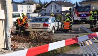 Auto bei Unfall in Alkoven gerade über "T-Kreuzung" gegen Baum, Hauswand und Gartenzaun gefahren