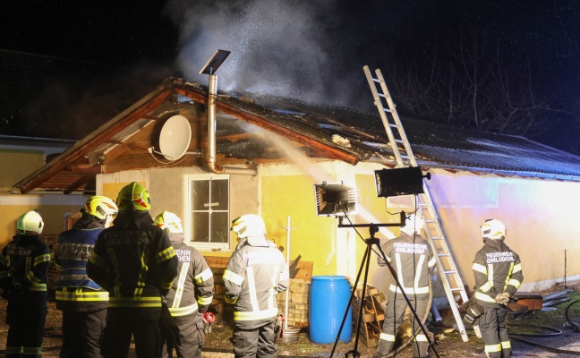 Drei Feuerwehren bei Brand in einem Garagengebäude in Ohlsdorf im Einsatz