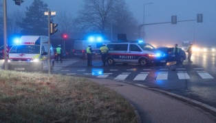 Auto kollidierte auf Innviertler Straße in Wels-Neustadt mit Polizeifahrzeug