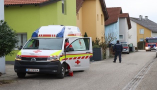 Angebranntes Kochgut sorgte für Einsatz von Feuerwehr und Rettung in einem Wohnhaus in Wels-Puchberg