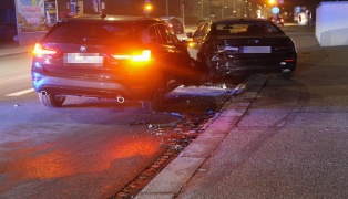 Auto in Wels-Pernau in ein parkendes Fahrzeug gekracht