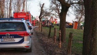 Umgestürzter Teleskoplader: Landwirtschaftlicher Unfall in Grieskirchen endet glimpflich