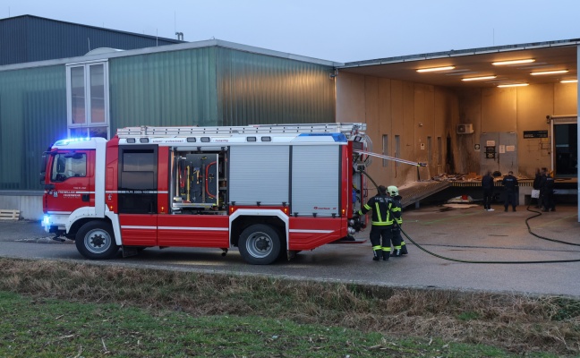 Fenster geborsten: Brand eines Abfallcontainers bei einem Unternehmen in Wels-Lichtenegg