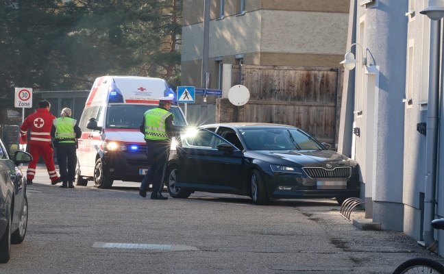 Auto in Wels-Neustadt an Hausfassade angefahren
