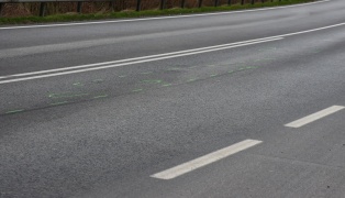 Streit zwischen Motorradfahrer und PKW-Lenker endet bei Pinsdorf in Unfall mit Schwerverletztem
