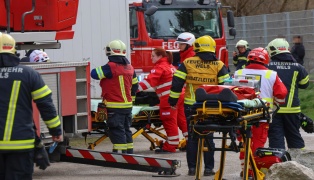 Bewusstlose Frau bei Küchenbrand in Wels-Lichtenegg durch Feuerwehrleute aus Hochhaus gerettet