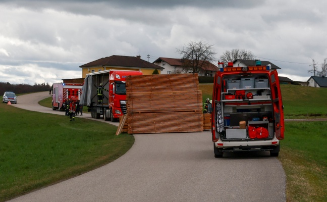 LKW-Sattelzug in Tarsdorf durch Feuerwehr geborgen