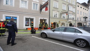 Vier Feuerwehren bei Brand in einem Gebäude im Stadtzentrum von Braunau am Inn im Einsatz