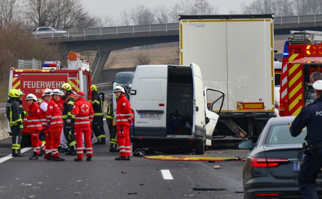Tödlicher Crash: Kleintransporter kracht auf Innkreisautobahn in Pichl bei Wels frontal in LKW-Heck