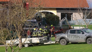 Bagger umgestürzt: Einsatz dreier Feuerwehren bei Personenrettung in Steinerkirchen an der Traun