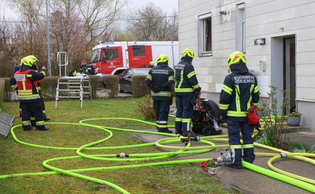 Schwieriger Löscheinsatz bei Brand in einer vollgeräumten Mehrparteienhauswohnung in Hörsching