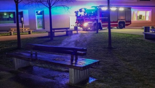 Brand auf einer Parkbank in Wels-Lichtenegg sorgte für nächtlichen Einsatz der Feuerwehr