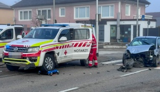 Vier Verletzte bei Kreuzungsunfall zwischen Notarzteinsatzfahrzeug und PKW in Braunau am Inn