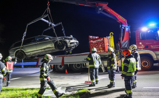 Auto bei Verkehrsunfall in Altmünster von Straße abgekommen und in Rinne eines Baches gelandet