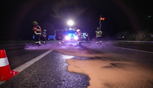 Fahrduell beobachtet: Ölaustritt nach Unfall mit Verkehrsinsel auf Wiener Straße in Marchtrenk