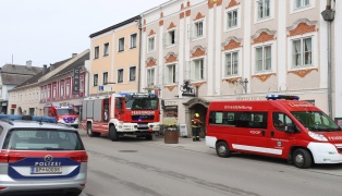 Feuerwehr, Rettung und Polizei bei Balkonbrand in Lambach im Einsatz