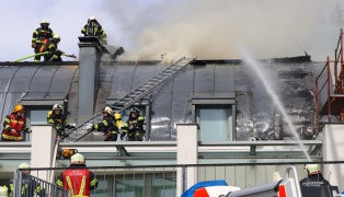 Dach eines Wohnhauses in Leonding bei Flämmarbeiten in Flammen aufgegangen