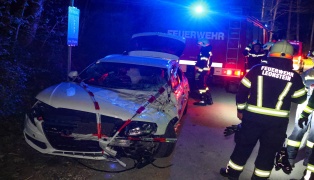 Drei Insassen unverletzt: Auto bei Verkehrsunfall in Grünburg von Straße abgekommen