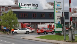 Großeinsatz bei Brand im Werksgelände eines Unternehmens in Lenzing