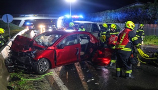 Schwerer Verkehrsunfall zwischen Auto und Kleintransporter auf Salzkammergutstraße bei Pinsdorf