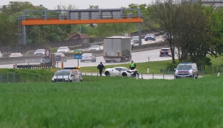 Sportwagen krachte auf Westautobahn bei Linz-Ebelsberg gegen Mittelleitschiene