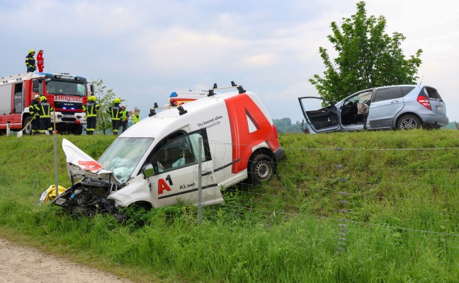 Schwerer Crash zwischen PKW, Kleintransporter und LKW auf Steyrer Straße bei Kronstorf