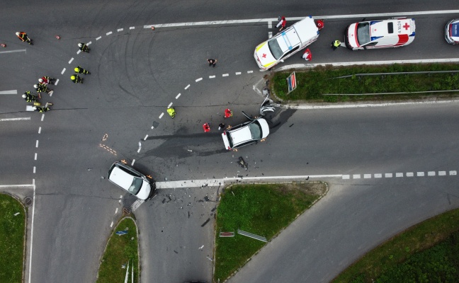 Schwerer Kreuzungsunfall auf Wallerner Straße in Pichl bei Wels fordert zwei Verletzte
