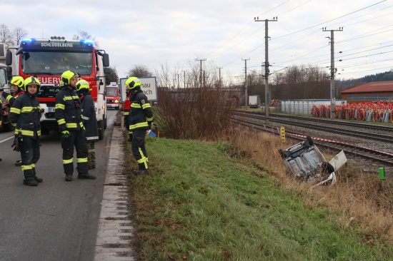 Neben Bahngleisen: Auto bei Verkehrsunfall in Grieskirchen von Strae abgekommen und berschlagen
