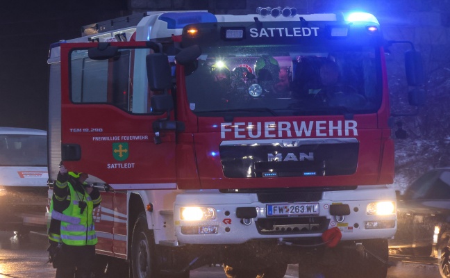 Stau und erhebliche Verzgerungen nach Kreuzungscrash auf Pyhrnpass Strae bei Sattledt