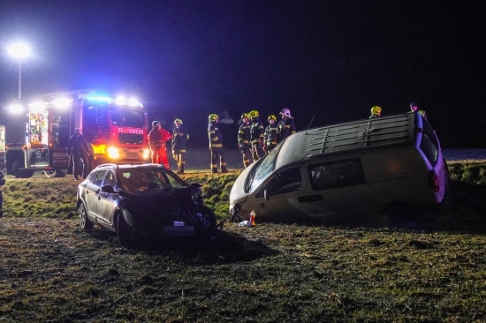 Drei Verletzte: Unfallfahrzeuge nach Crash in Gaspoltshofen in angrenzendes Feld geschleudert