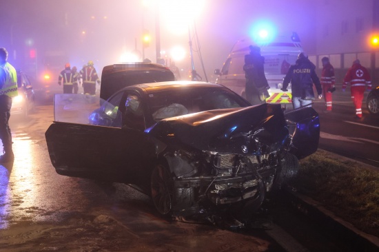 Verfolgungsjagd endet an Straßensperre in Traun mit schwerem Crash und fünf teils Schwerverletzten