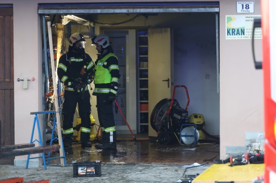 Schwieriger Lscheinsatz: Brand eines getftelten Stromspeichers in einem Wohnhaus in Geboltskirchen