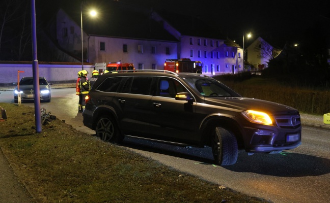 Aufrumarbeiten nach Kollision zweier Fahrzeuge im Ortszentrum von Steinerkirchen an der Traun