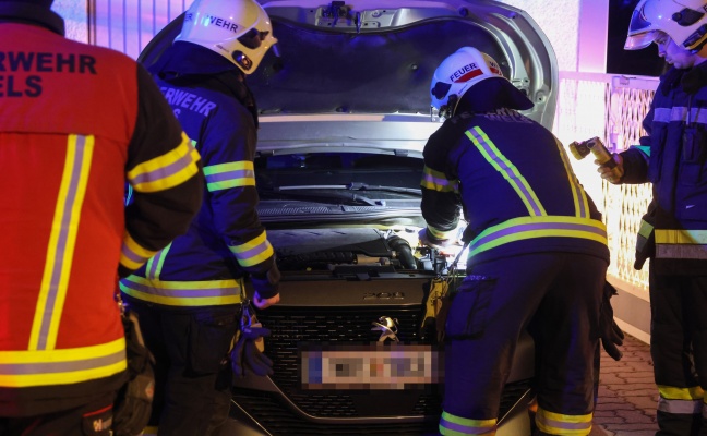 Panne: Rauchentwicklung aus Motorraum eines PKW in Wels-Neustadt sorgte fr Einsatz der Feuerwehr
