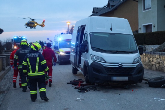 Personenrettung in Stroheim: Mann bei Reparaturarbeiten beinahe von Pakettransporter erdrckt