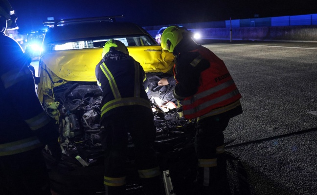 Auffahrunfall zwischen Kleintransporter und Klein-LKW auf Westautobahn bei Sipbachzell
